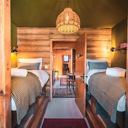 The Fat Fox Lodge, Morzine Lodge *